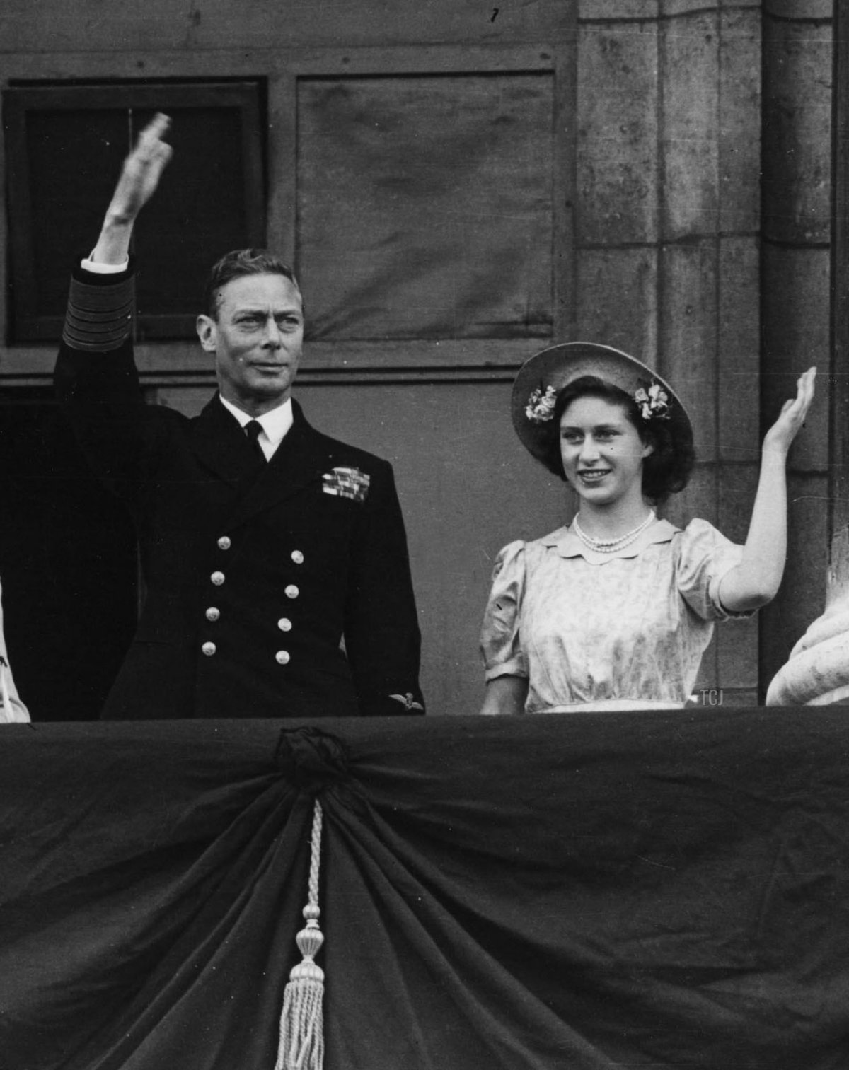 Da sinistra a destra, la Principessa Elizabeth, la Regina Elizabeth, il Re Giorgio VI, e la Principessa Margaret Rose salutano dal balcone di Buckingham Palace il 15 agosto 1945, giorno della vittoria in Giappone a Londra, Inghilterra