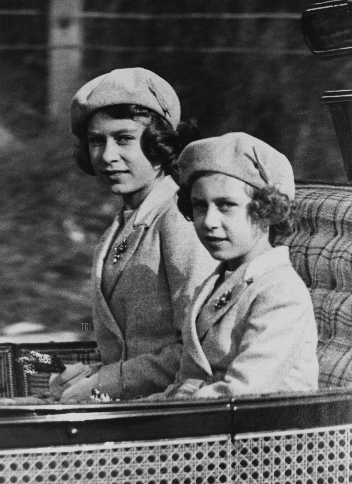 La Principessa Elizabeth (poi Regina Elizabeth II) e la Principessa Margaret (1930-2002) viaggiano in carrozza con il Re e la Regina per Crathie Kirk da Balmoral Castle per assistere a un servizio mattutino, Scozia, 9 ottobre 1938