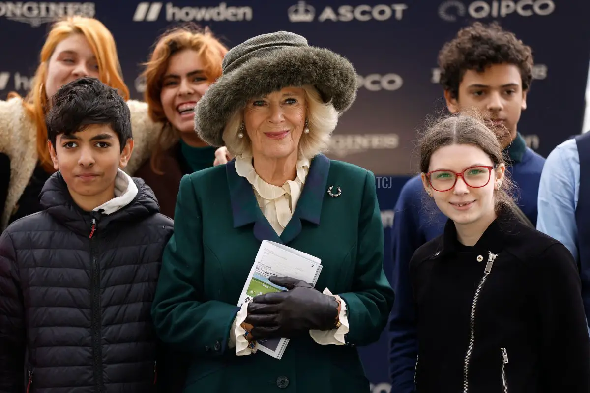 Camilla, regina consorte e studenti dell'Ebony Horse Club posano durante il Weekend di Corse di Novembre ad Ascot il 19 novembre 2022 ad Ascot, Inghilterra