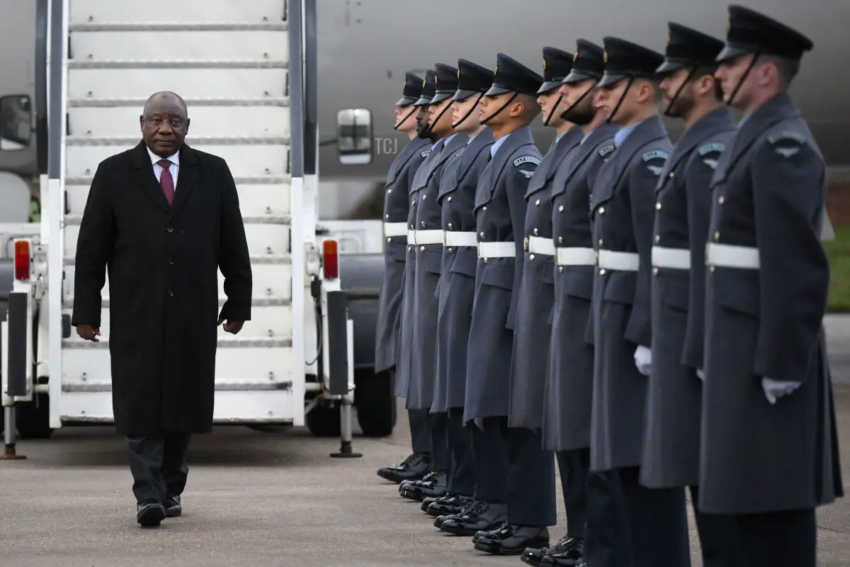 Il Presidente Cyril Ramaphosa del Sud Africa esamina una guardia d’onore all’arrivo all’aeroporto di Stansted a Londra il 21 novembre 2022