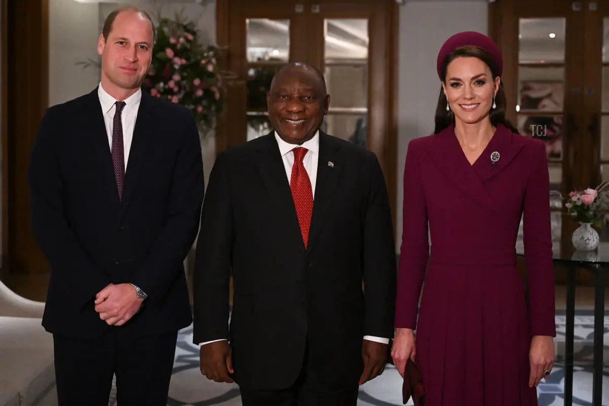 Il Principe William, Principe di Galles, (L) e sua moglie Catherine, Principessa di Galles, posano con il Presidente Cyril Ramaphosa (C) presso il Corinthia Hotel a Londra il 22 novembre 2022, all’inizio della visita di stato del presidente