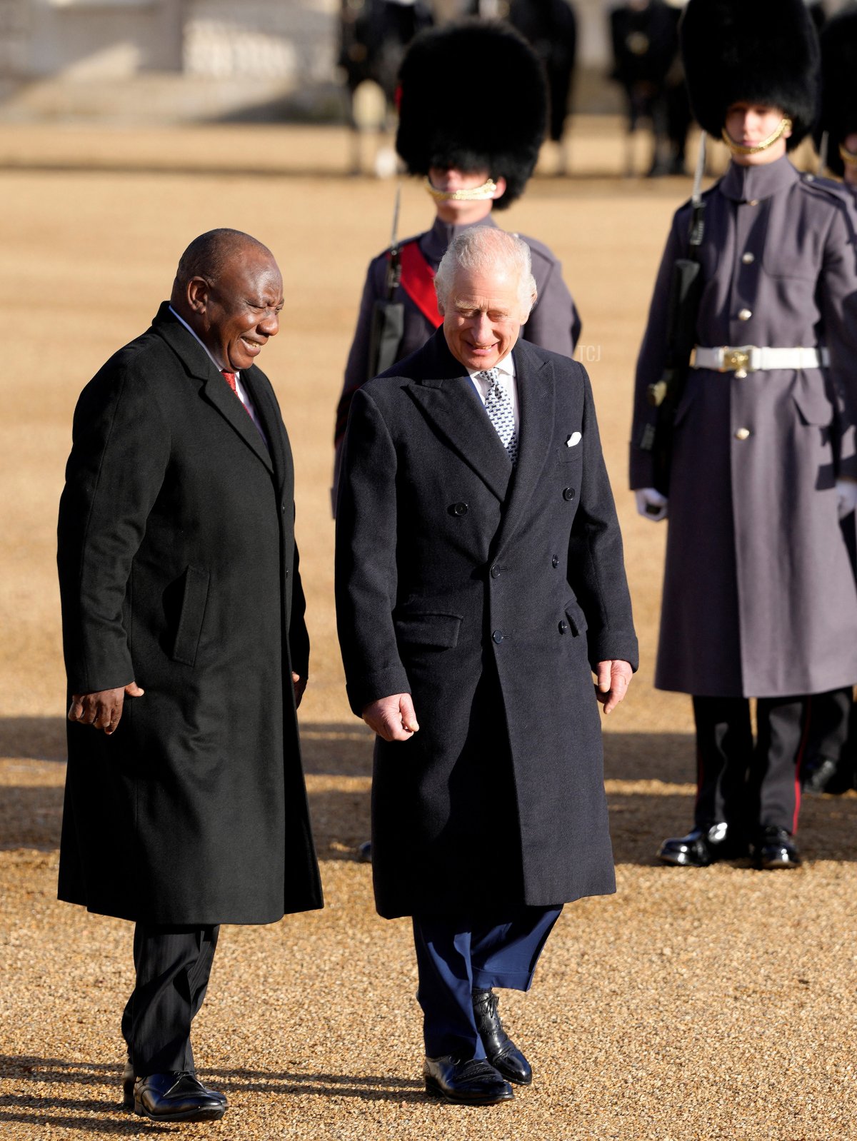 Il Presidente Cyril Ramaphosa del Sud Africa e il Re Carlo III ispezionano una Guardia d’Onore, formata dalla Compagnia Coldstream Guard, durante un Benvenuto Cerimoniale alla Horse Guards Parade a Londra il 22 novembre 2022, all’inizio della visita di stato di due giorni del Presidente