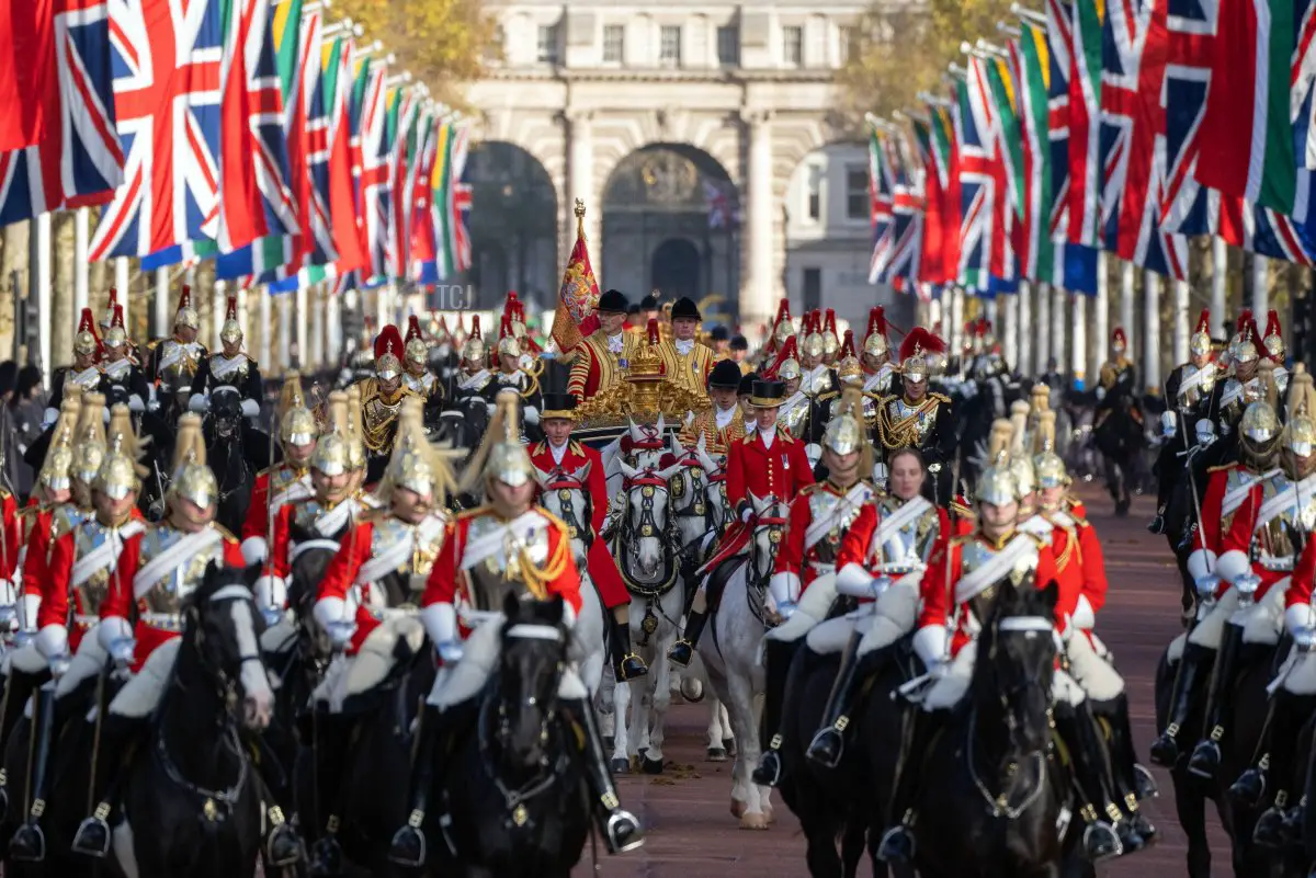 La Carrozza di Stato che trasporta Camilla, Regina Consorte, Re Carlo III e il Presidente del Sud Africa, Cyril Ramaphosa, guidata da una divisione montata dei Coldstream Guards, si dirige lungo The Mall verso Buckingham Palace il 22 novembre 2022 a Londra, Inghilterra