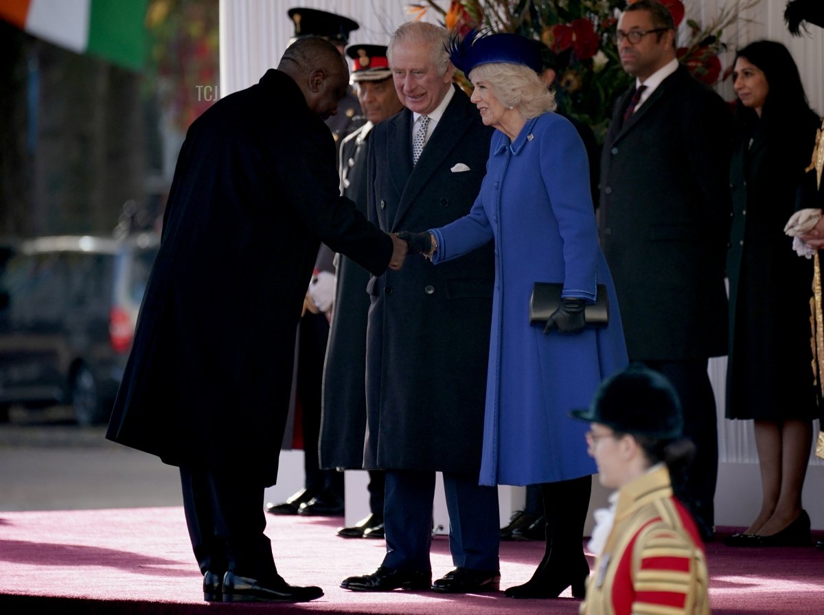 Il Presidente Cyril Ramaphosa del Sud Africa stringe la mano alla Regina Consorte mentre il Re Carlo III osserva prima di ispezionare una Guardia d’Onore durante il benvenuto cerimoniale per la sua Visita di Stato nel Regno Unito alla Horse Guards Parade il 22 novembre 2022 a Londra, Inghilterra