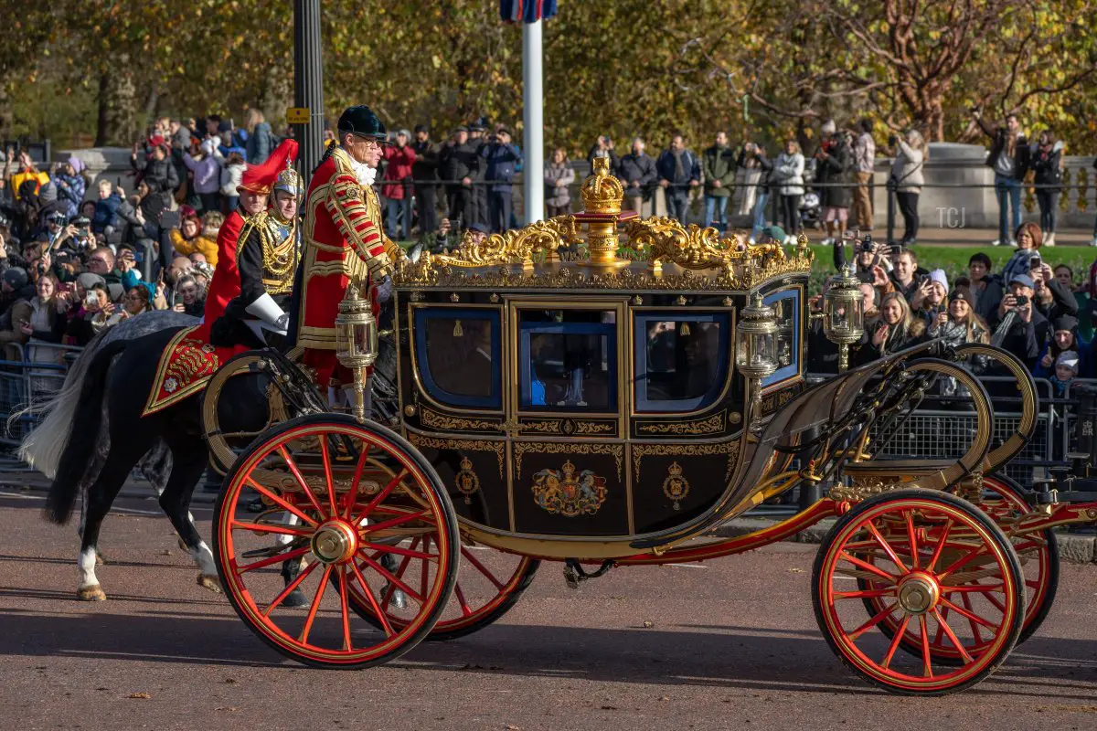 La Carrozza di Stato che trasporta Camilla, Regina Consorte, Re Carlo III e il Presidente del Sud Africa, Cyril Ramaphosa, guidata da una divisione montata dei Coldstream Guards, si dirige lungo The Mall verso Buckingham Palace il 22 novembre 2022 a Londra, Inghilterra