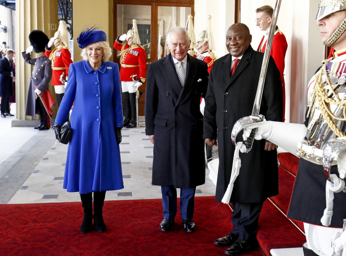 Camilla, Regina Consorte, Re Carlo III e il Presidente del Sud Africa, Cyril Ramaphosa, arrivano all’Ingresso Principale di Buckingham Palace durante una visita di stato il 22 novembre 2022 a Londra, Inghilterra