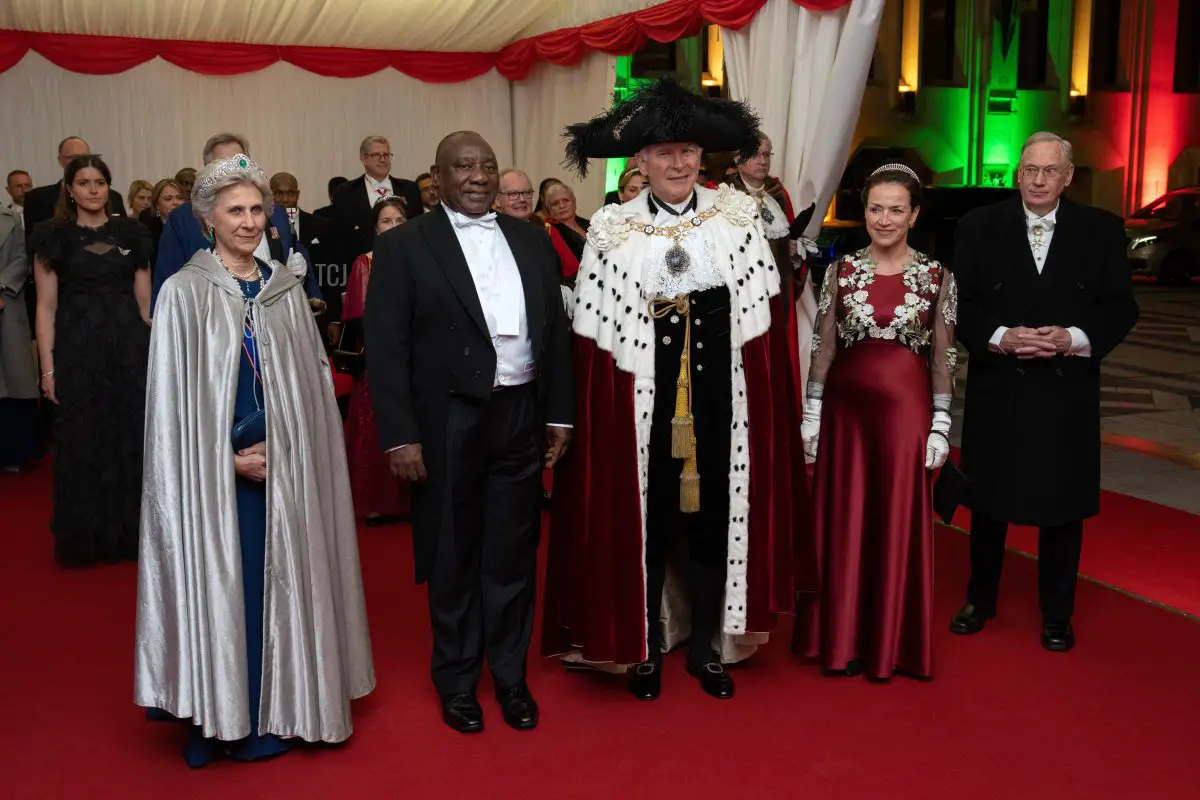 Il presidente del Sudafrica, Cyril Ramaphosa (C-L), posa per una fotografia con la Duchessa di Gloucester (L); il sindaco di Londra, Nicholas Lyons (C); la Lady Mayoress Felicity Lyons (C-R) e il Duca di Gloucester (R), mentre arriva per un banchetto al Guildhall il 23 novembre 2022 a Londra, Inghilterra