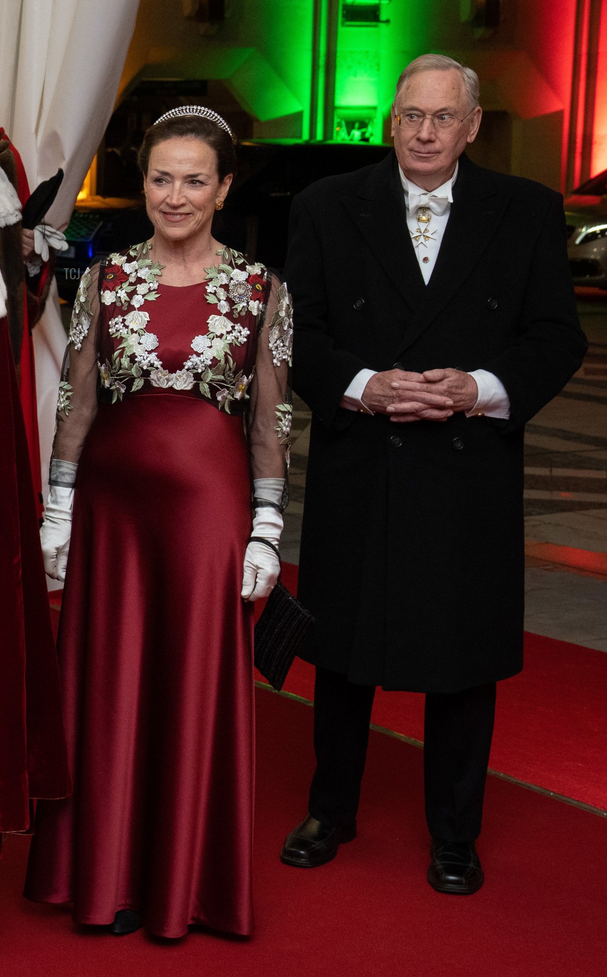 Il presidente del Sudafrica, Cyril Ramaphosa (C-L), posa per una fotografia con la Duchessa di Gloucester (L); il sindaco di Londra, Nicholas Lyons (C); la Lady Mayoress Felicity Lyons (C-R) e il Duca di Gloucester (R), mentre arriva per un banchetto al Guildhall il 23 novembre 2022 a Londra, Inghilterra