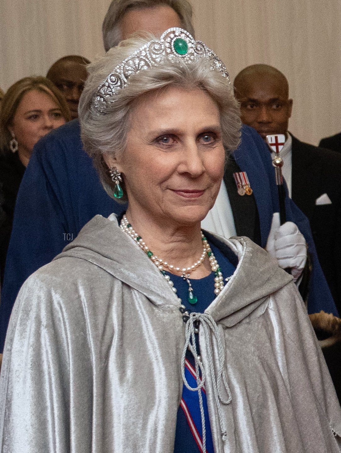 Il presidente del Sudafrica, Cyril Ramaphosa (C-L), posa per una fotografia con la Duchessa di Gloucester (L); il sindaco di Londra, Nicholas Lyons (C); la Lady Mayoress Felicity Lyons (C-R) e il Duca di Gloucester (R), mentre arriva per un banchetto al Guildhall il 23 novembre 2022 a Londra, Inghilterra