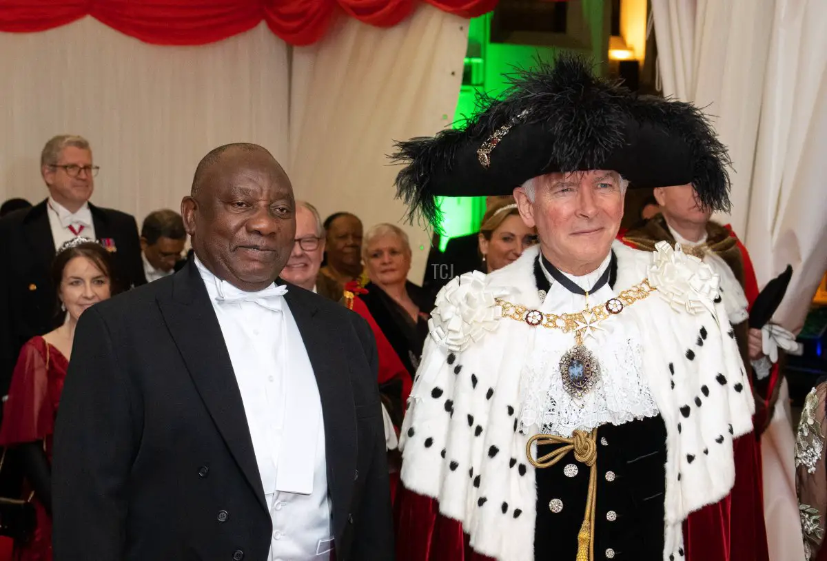 Il presidente del Sudafrica, Cyril Ramaphosa (L), posa per una fotografia con il sindaco di Londra, Nicholas Lyons, mentre arriva per un banchetto al Guildhall il 23 novembre 2022 a Londra, Inghilterra