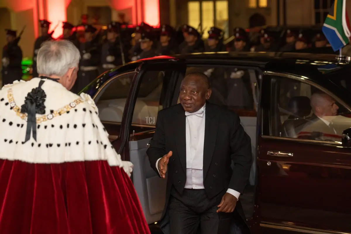 Il presidente del Sudafrica, Cyril Ramaphosa (R), è accolto dal sindaco di Londra, Nicholas Lyons, mentre arriva per un banchetto al Guildhall il 23 novembre 2022 a Londra, Inghilterra