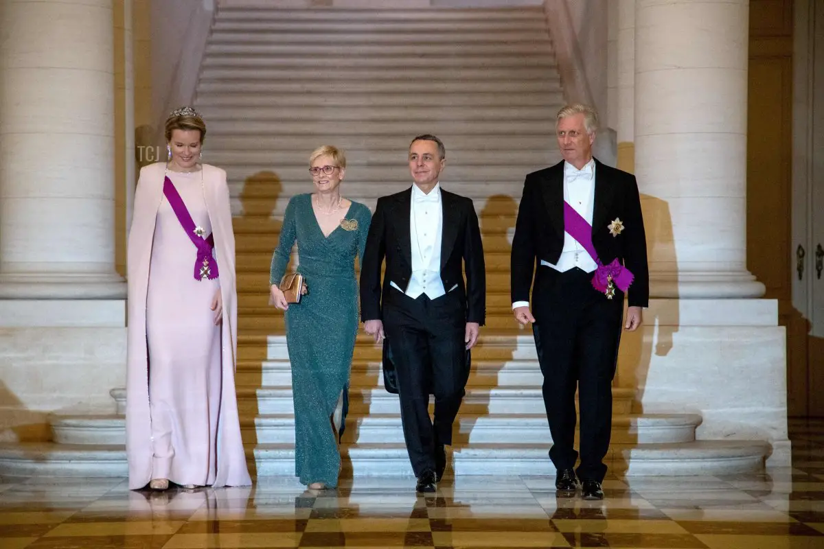 La regina Mathilde del Belgio (Sin), il Presidente della Svizzera Ignazio Cassis (C) e sua moglie Paola Rodoni Cassis (2°-Sin) e il re Philippe del Belgio (D) partecipano a un banchetto di Stato durante la visita del presidente svizzero a Bruxelles il 24 novembre 2022