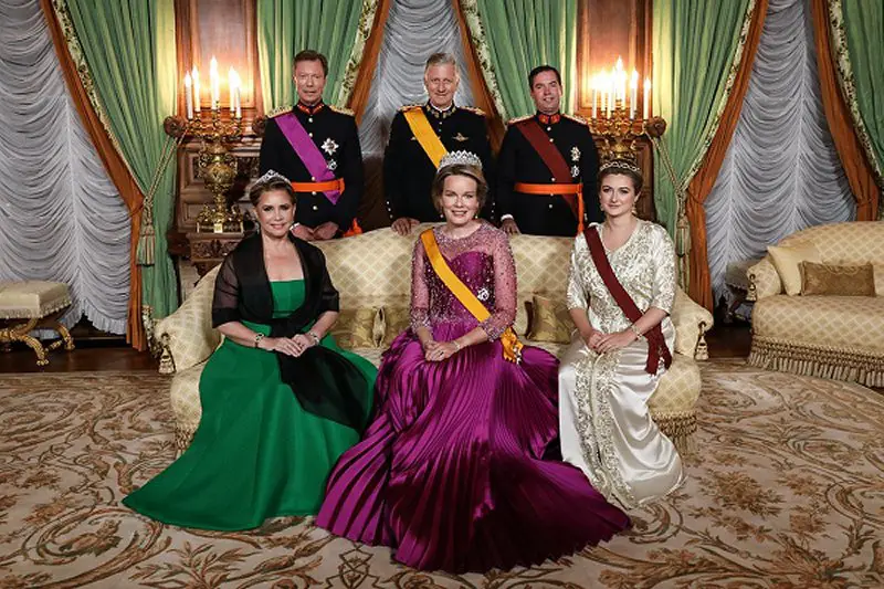 Granduca Henri, Granduchessa Maria Teresa, Principe Guillaume, Granduca Ereditario e Principessa Stéphanie, Granduchessa Ereditaria di Lussemburgo, Re Filippo e Regina Matilde del Belgio al Palais Grand-Ducal in Lussemburgo, il 15 ottobre 2019, per la foto ufficiale prima del banchetto di stato durante la visita di stato di 3 giorni dal Belgio al Lussemburgo