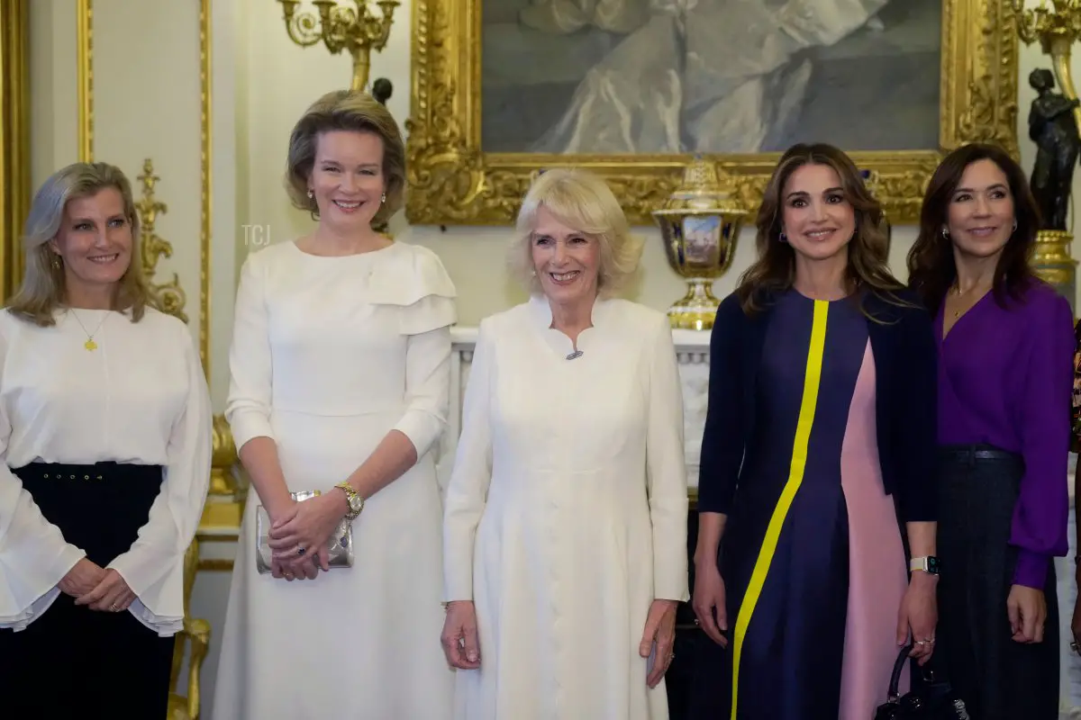 Sophie, Contessa di Wessex, Regina Mathilde del Belgio, Regina consorte Camilla di Gran Bretagna, Regina Rania di Giordania e Principessa Mary di Danimarca posano durante una ricezione per sensibilizzare sulla violenza contro le donne e le ragazze come parte della campagna ONU delle 16 giorni di attivismo contro la violenza di genere, al Palazzo di Buckingham a Londra il 29 novembre 2022