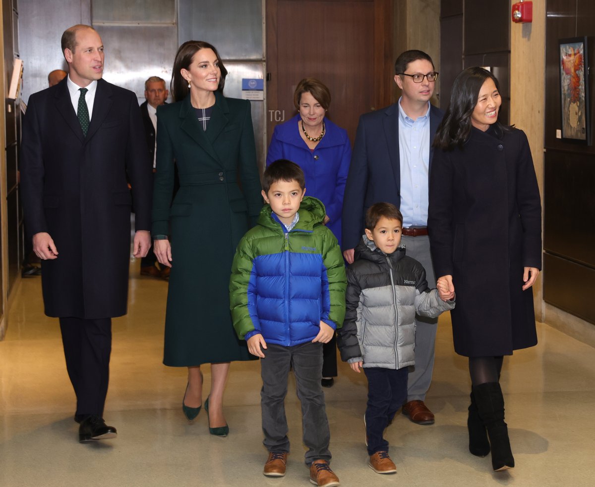 Il Principe William e la Principessa Catherine posano con il Sindaco Michelle Wu e Conor Pewarski per dare inizio alle celebrazioni per l'Earthshot illuminando Boston al Corner del Relatore presso il Comune il 30 novembre 2022 a Boston, Massachusetts