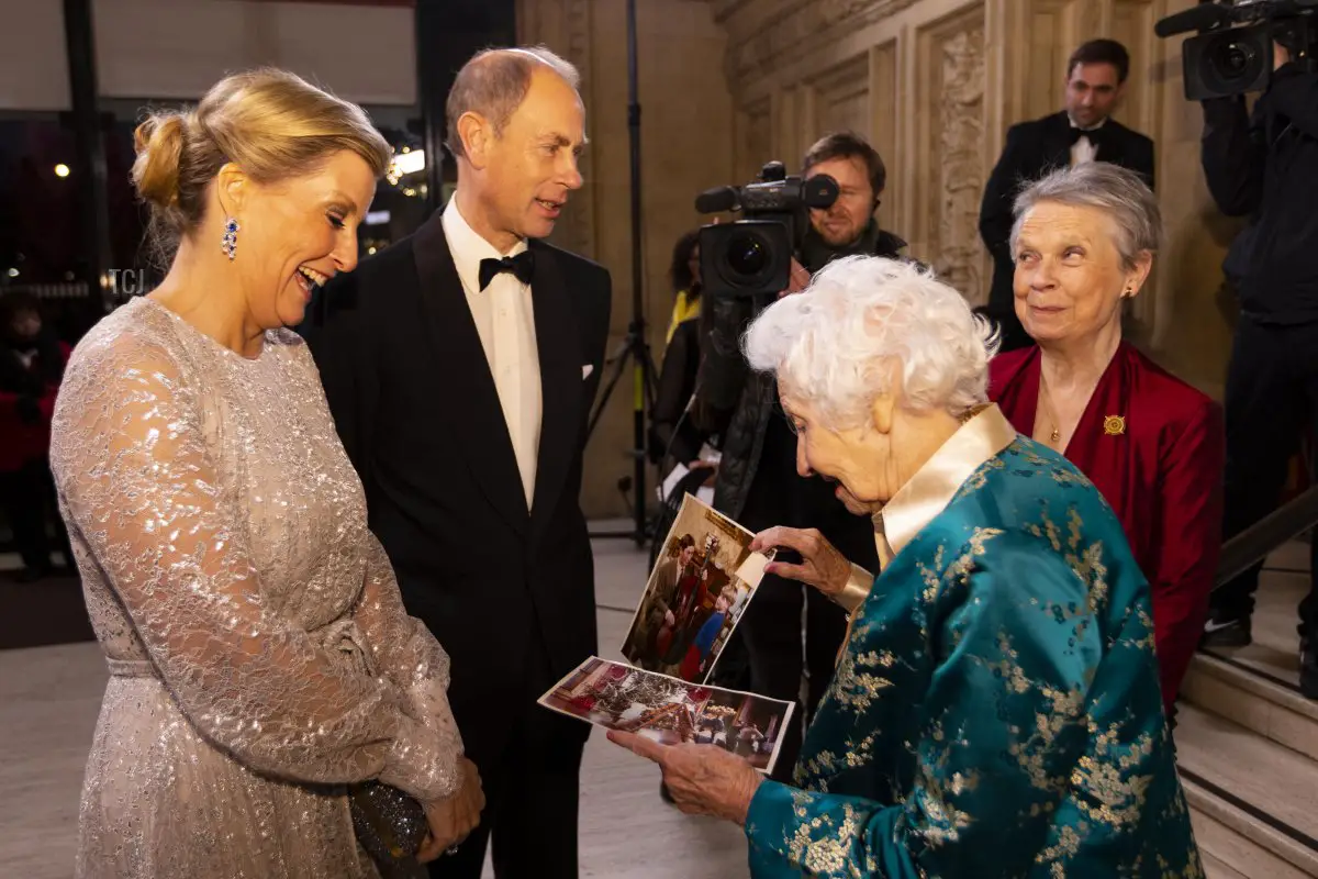 Il Principe Edoardo, Conte di Wessex e Sophie, Contessa di Wessex incontrano Joan Williams, ex fotografa reale e residente della casa di cura della Royal Variety, mentre partecipano alla Royal Variety Performance al Royal Albert Hall il 1 dicembre 2022 a Londra, Inghilterra