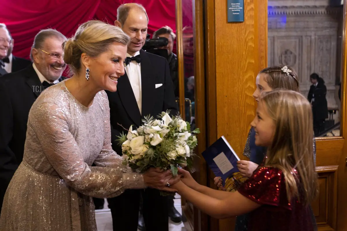 Il Principe Edoardo, Conte di Wessex e Sophie, Contessa di Wessex incontrano Beatrice Ann Mansfield, 10 anni, e Sophie Colassanti, 11 anni, mentre partecipano alla Royal Variety Performance al Royal Albert Hall il 1 dicembre 2022 a Londra, Inghilterra