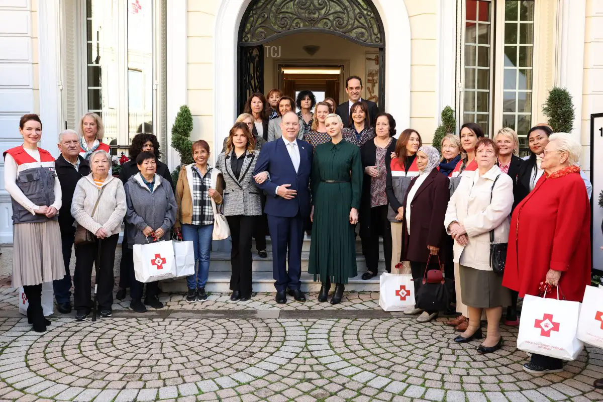 Camille Gottlieb, il Principe Alberto II di Monaco e la Principessa Charlene di Monaco partecipano alla distribuzione dei regali natalizi della Croce Rossa presso il Palazzo di Monaco il 16 novembre 2022 a Monte-Carlo, Monaco