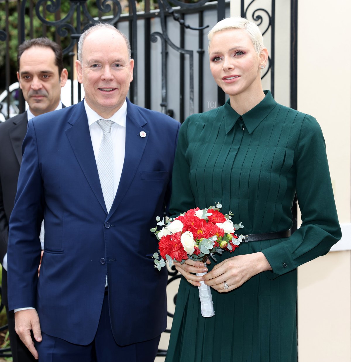 Il Principe Alberto II di Monaco e la Principessa Charlene di Monaco partecipano alla distribuzione dei regali natalizi della Croce Rossa presso il Palazzo di Monaco il 16 novembre 2022 a Monte-Carlo, Monaco