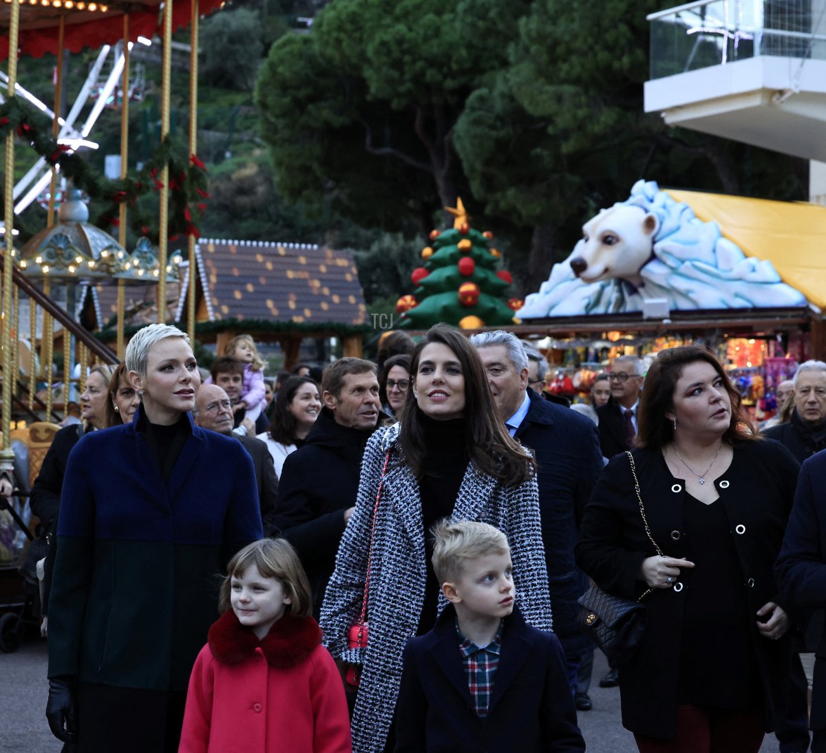 La Principessa Charlene di Monaco (C,L) Charlotte Casiraghi (C,R) il Principe Jacques di Monaco (fronte C,R) e la Principessa Gabriella (fronte C,L) inaugurano il villaggio di Natale a Monaco, il 2 dicembre 2022