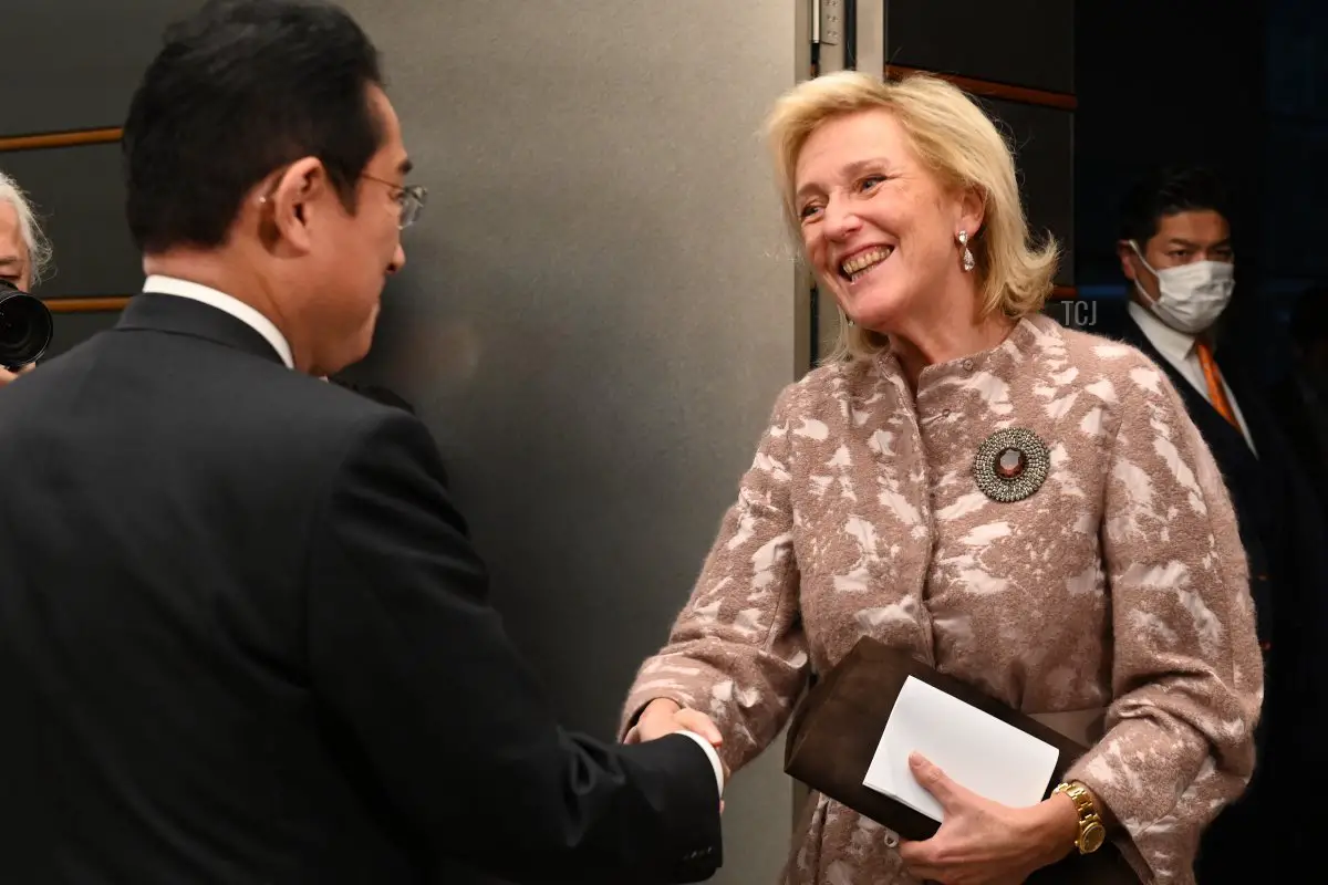 Il primo ministro giapponese Fumio Kishida (L) accoglie la Principessa Astrid del Belgio (R) prima dell'inizio del loro incontro nella residenza ufficiale del primo ministro a Tokyo il 5 dicembre 2022