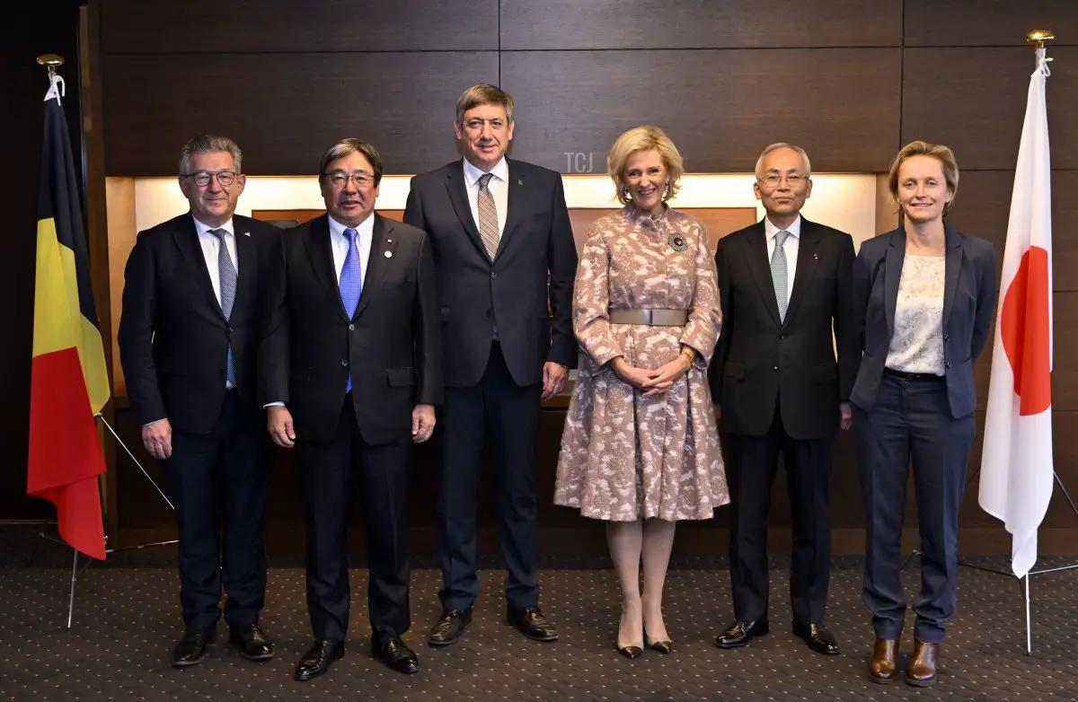 Il sindaco di Brugge Dirk De Fauw, presidente di NYK Hitoshi Nagasawa, il presidente della regione fiamminga Jan Jambon, la Principessa Astrid del Belgio, il presidente di NYK Tadaaki Naito e l'assessore al porto di Anversa Annick De Ridder posano dopo un incontro con Nippon Yusen Kaisha (NYK) durante la Missione Economica Belga in Giappone, lunedì 05 dicembre 2022 a Tokyo