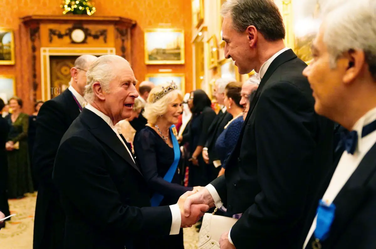 Re Carlo III (a sinistra) durante una ricezione del Corpo Diplomatico a Buckingham Palace a Londra. Data dell'immagine: Martedì 6 dicembre 2022