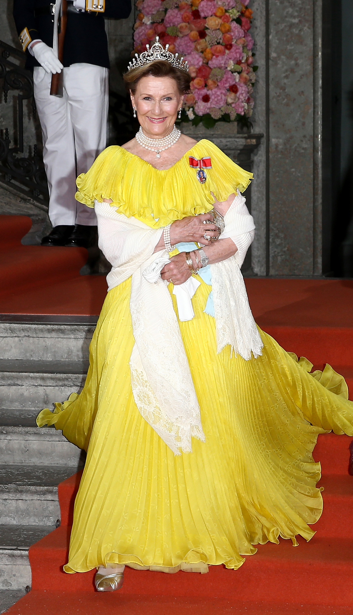 La Regina Sonja di Norvegia partecipa al matrimonio reale del Principe Carl Filippo e della Principessa Sofia a Stoccolma il 13 giugno 2015 (Andreas Rentz/Getty Images)