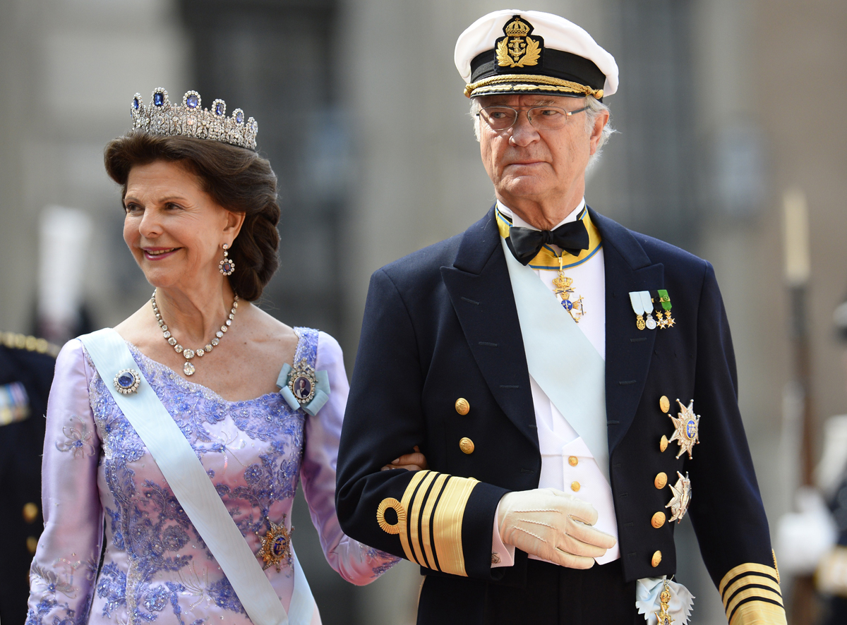 Il Re Carl XVI Gustaf e la Regina Silvia di Svezia partecipano al matrimonio reale del Principe Carl Philip e della Principessa Sofia a Stoccolma il 13 Giugno 2015 (JONATHAN NACKSTRAND/AFP via Getty Images)