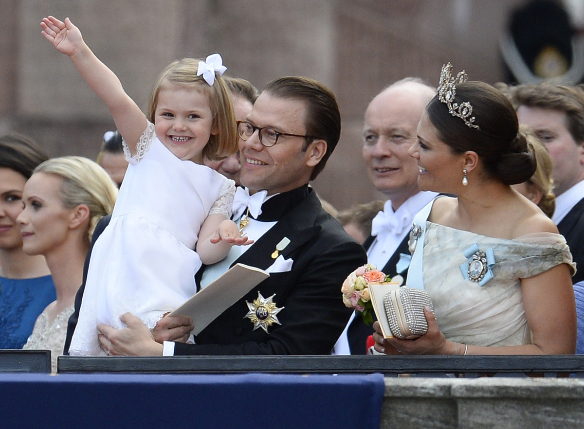 La Principessa Vittoria, il Principe Daniel e la Principessa Estelle di Svezia partecipano al matrimonio reale del Principe Carl Philip e della Principessa Sofia a Stoccolma il 13 Giugno 2015 (JONATHAN NACKSTRAND/AFP/Getty Images)