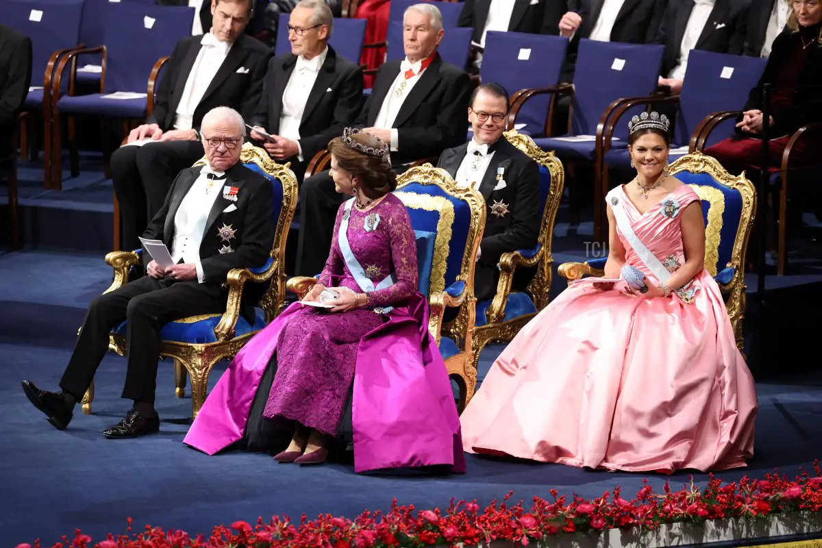 Il Re Carl XVI Gustaf di Svezia, la Regina Silvia di Svezia, il Principe Daniel di Svezia e la Corona Principessa Victoria di Svezia partecipano alla cerimonia di premiazione del Premio Nobel presso il Konserthuset di Stoccolma il 10 dicembre 2022