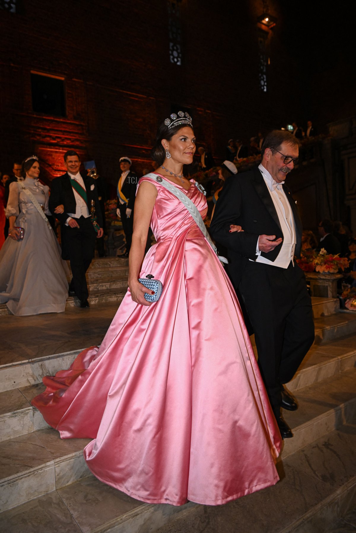 La Corona Principessa Victoria di Svezia e il premio Nobel in Fisica Alain Aspect di Francia arrivano a un banchetto reale per onorare i vincitori del Premio Nobel 2022, dopo la cerimonia di premiazione del 10 dicembre 2022 a Stoccolma