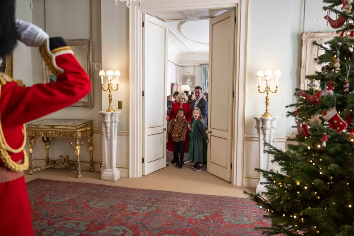 La Regina Camilla arriva con i bambini durante il suo ricevimento annuale per i giovani e i loro assistenti provenienti da Helen e Douglas House e dalla Marvellous Children's Charity di Roald Dahl per decorare l'albero di Natale a Clarence House, a Londra il 7 dicembre 2022