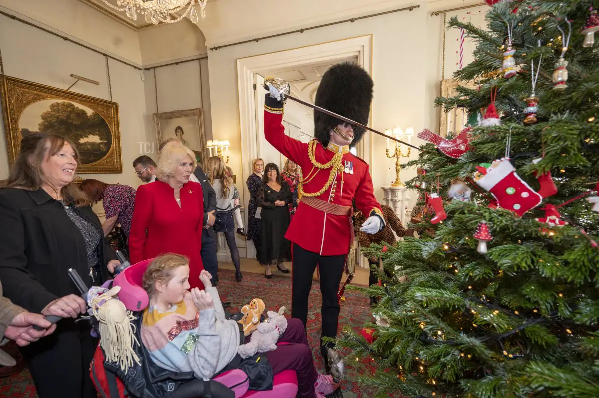 Sua Maestà, Camilla, La Regina Consorte invita i bambini supportati da Helen & Douglas House e dalla Marvellous Children's Charity di Roald Dahl a decorare l'albero di Natale e ricevere alcune sorprese festive a Clarence House il 7 dicembre 2022 a Londra, Inghilterra