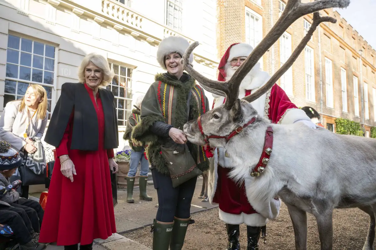 Sua Maestà, Camilla, La Regina Consorte incontra Blixen la renna e Babbo Natale a Clarence House il 7 dicembre 2022, a Londra, Inghilterra