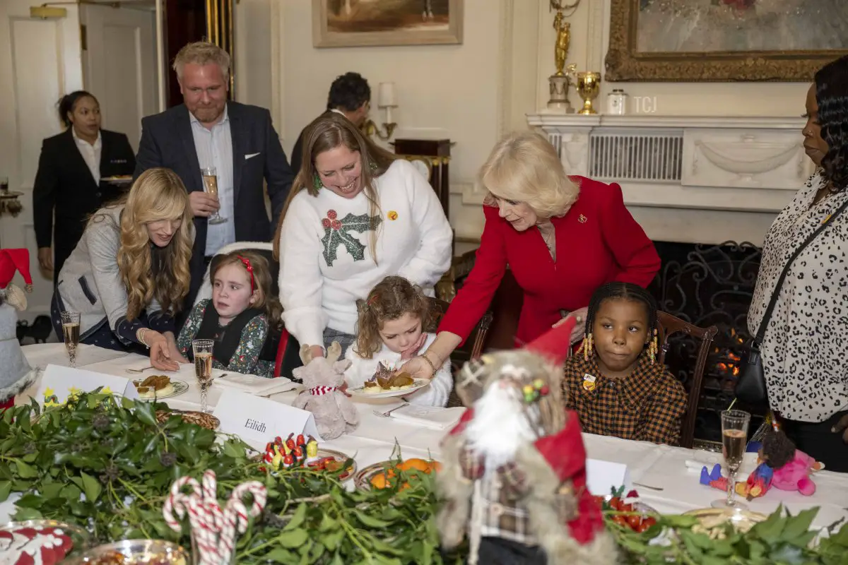 Suo Maestà, Camilla, La Regina Consorte aiuta a servire il pranzo ai bambini a Clarence House il 7 dicembre 2022 a Londra, Inghilterra