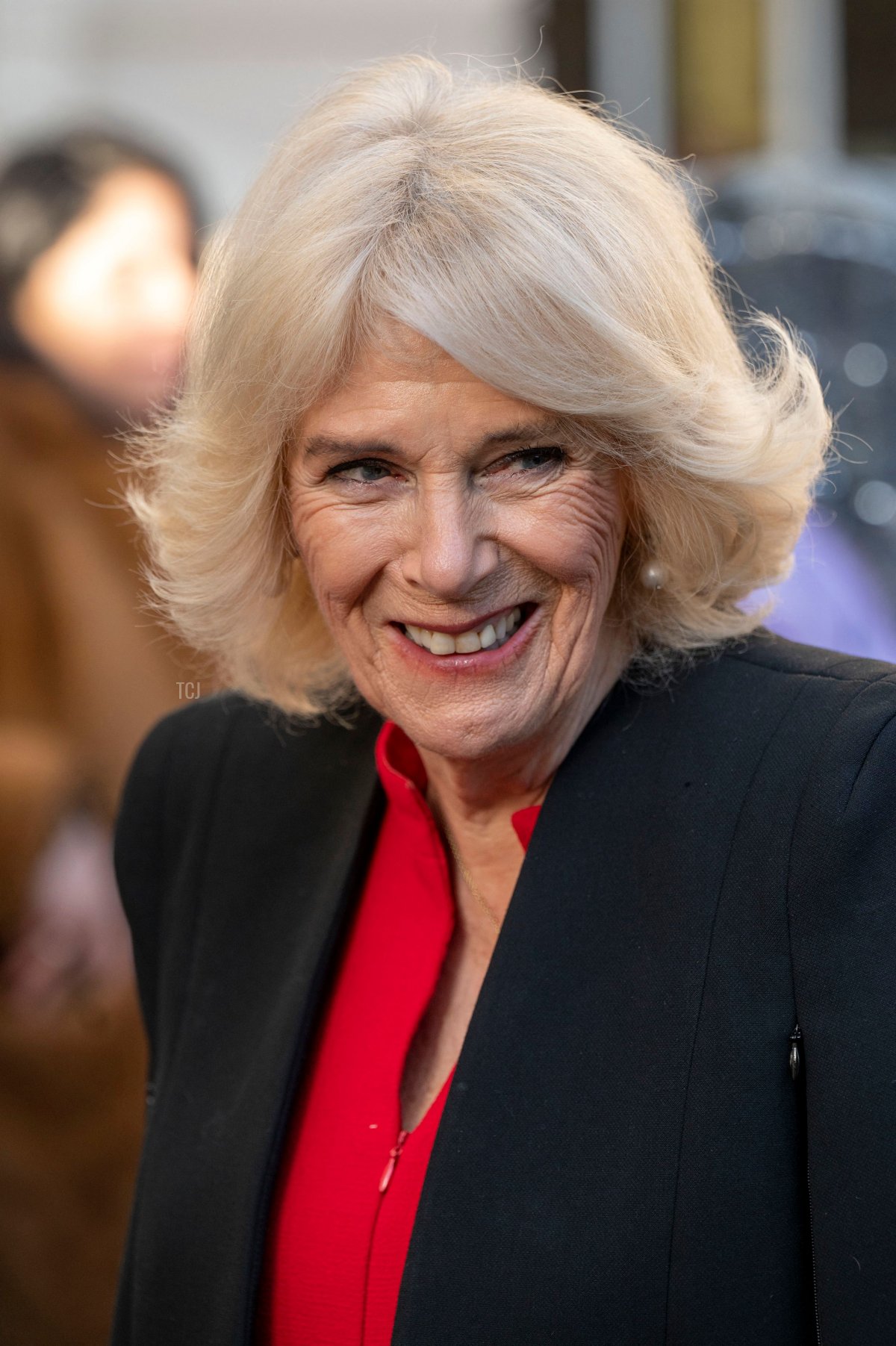 La Regina Camilla reagisce durante il suo ricevimento annuale per i giovani e i loro assistenti provenienti da Helen e Douglas House e dalla Marvellous Children's Charity di Roald Dahl per decorare l'albero di Natale a Clarence House, a Londra il 7 dicembre 2022