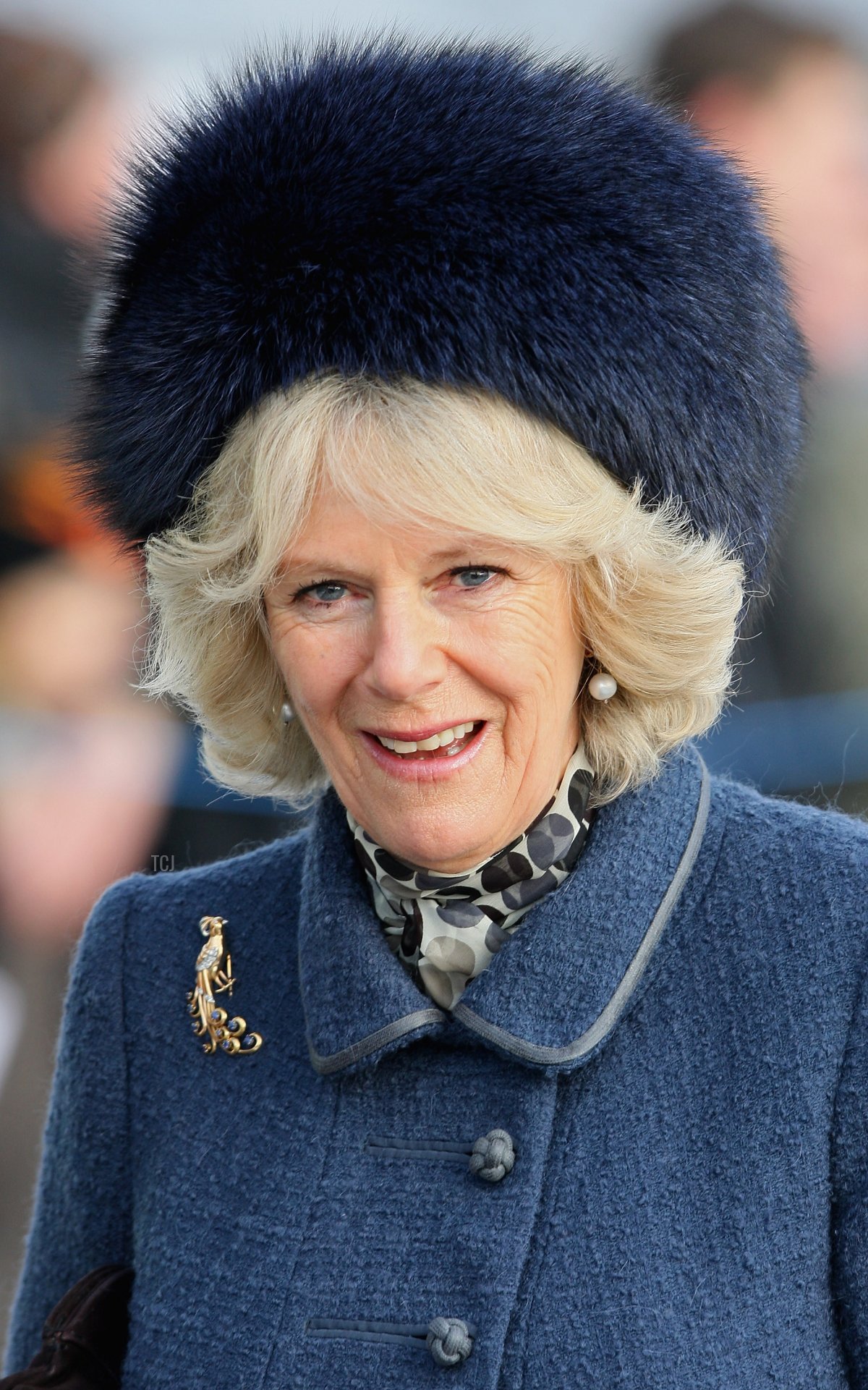 Camilla, Duchessa di Cornovaglia, sorride mentre arriva per partecipare al servizio di Natale alla Chiesa di Sandringham il 25 dicembre 2009 a King's Lynn, Inghilterra