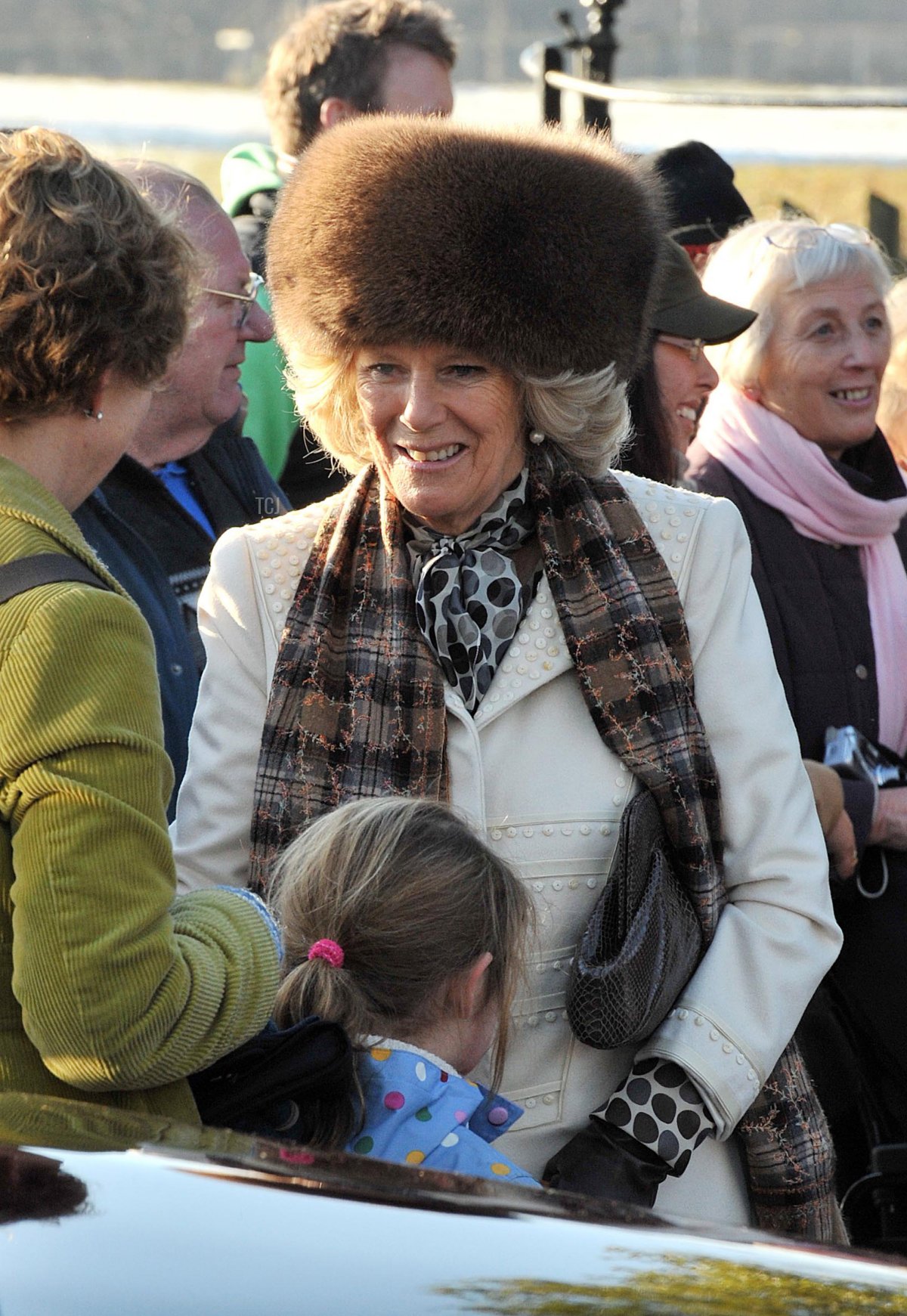 Camilla, Duchessa di Cornovaglia, partecipa al servizio religioso di Natale con altri membri della famiglia reale, presso la Chiesa di St Mary il 25 dicembre 2010 a Sandringham, Inghilterra