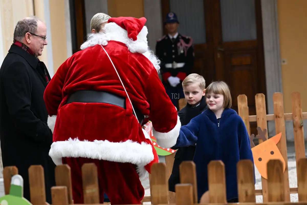 Il Principe Alberto II di Monaco, il Principe Jacques di Monaco e la Principessa Gabriella di Monaco partecipano all'albero di Natale al Palazzo di Monaco il 14 dicembre 2022