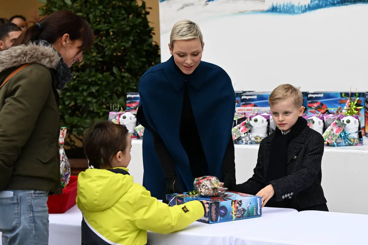 La Principessa Charlene di Monaco e il Principe Jacques di Monaco partecipano all'albero di Natale al Palazzo di Monaco il 14 dicembre 2022