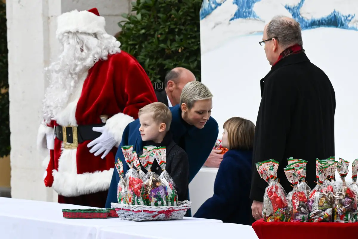 La Principessa Charlene di Monaco, il Principe Jacques di Monaco, la Principessa Gabriella di Monaco e il Principe Alberto II di Monaco partecipano all'albero di Natale al Palazzo di Monaco il 14 dicembre 2022