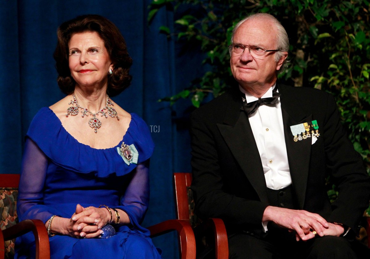 Il re Carl XVI Gustaf di Svezia (a destra) e la regina Silvia ascoltano discorsi durante una cena di gala per celebrare il 375° anniversario della fondazione della colonia New Sweden a Wilmington, Delaware, l'11 maggio 2013