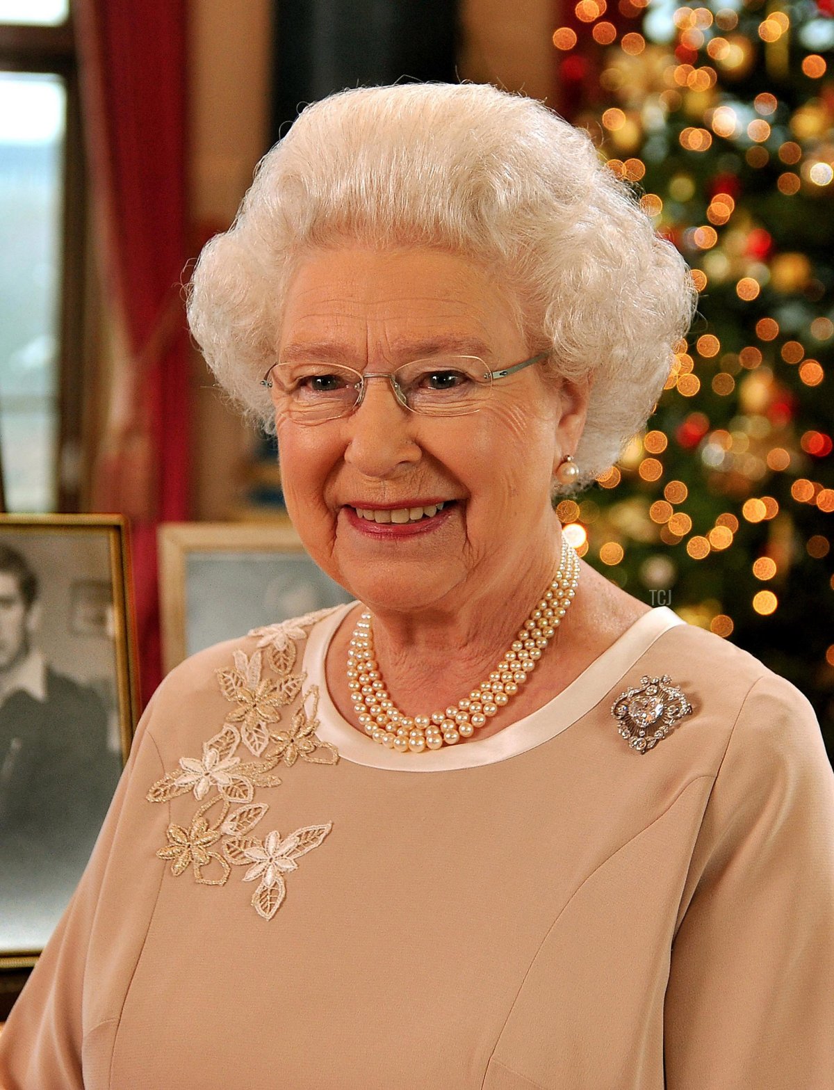 La regina Elisabetta II si trova nella sala musicale di Buckingham Palace dopo aver registrato il suo messaggio di Natale per il Commonwealth il 22 dicembre 2008 a Londra, Inghilterra