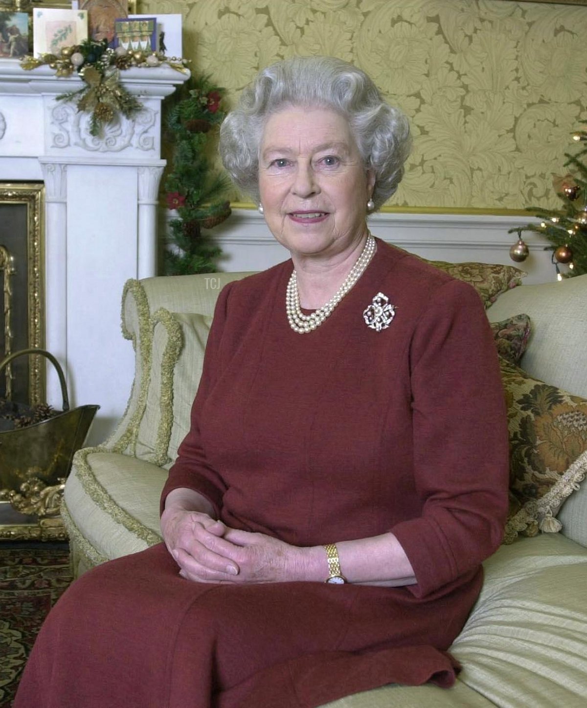 Una foto scattata il 21 dicembre 2000 della regina Elisabetta II mentre fa il suo tradizionale messaggio di Natale al Commonwealth da Buckingham Palace - la sua residenza ufficiale a Londra