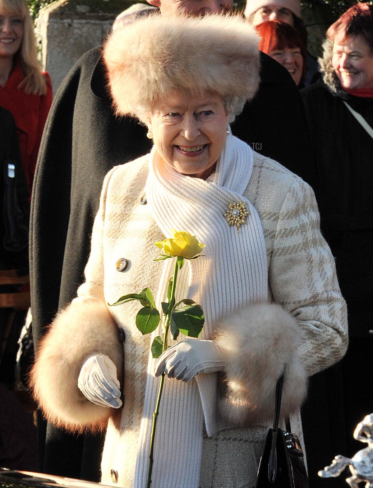 La regina Elisabetta II partecipa al servizio religioso di Natale con altri membri della famiglia reale, alla Chiesa di St Mary il 25 dicembre 2010 a Sandringham, Inghilterra