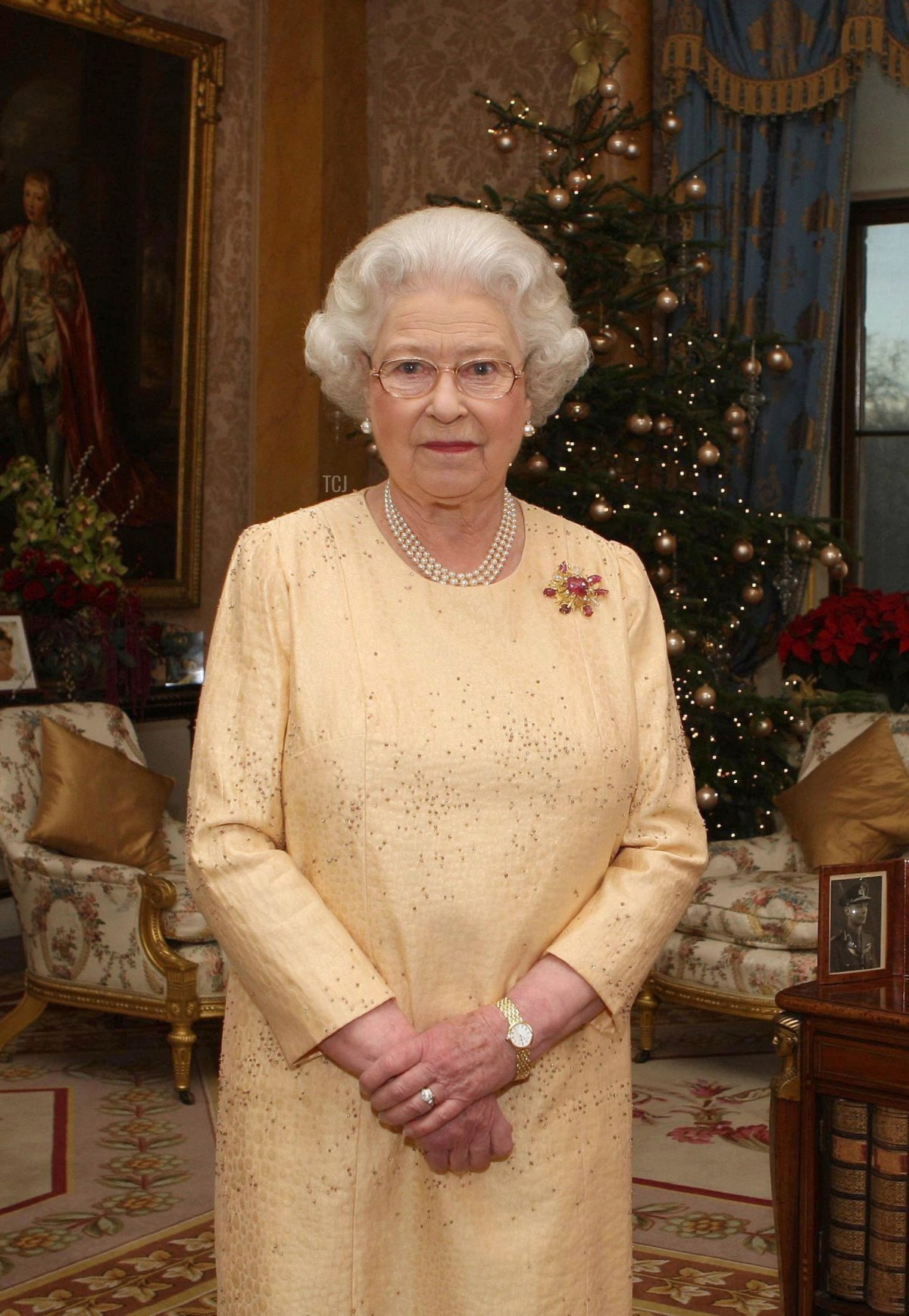 La regina Elisabetta II posa durante le riprese del suo messaggio di Natale per il Regno Unito e il Commonwealth nella Sala 1844 di Buckingham Palace a Londra, 23 dicembre 2007