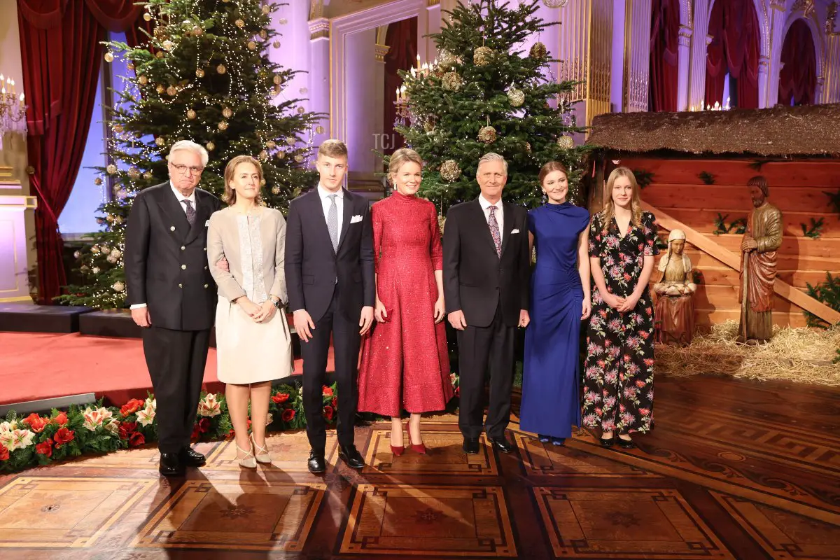 Il Principe Laurent del Belgio, la Principessa Claire, il Principe Emmanuel, la Regina Matilde, il Re Filippo, la Principessa Elisabetta e la Principessa Eleonora durante il concerto di Natale annuale al Palazzo Reale di Bruxelles il 20 dicembre 2022, aperto al pubblico per la prima volta dalla pandemia di Covid-19