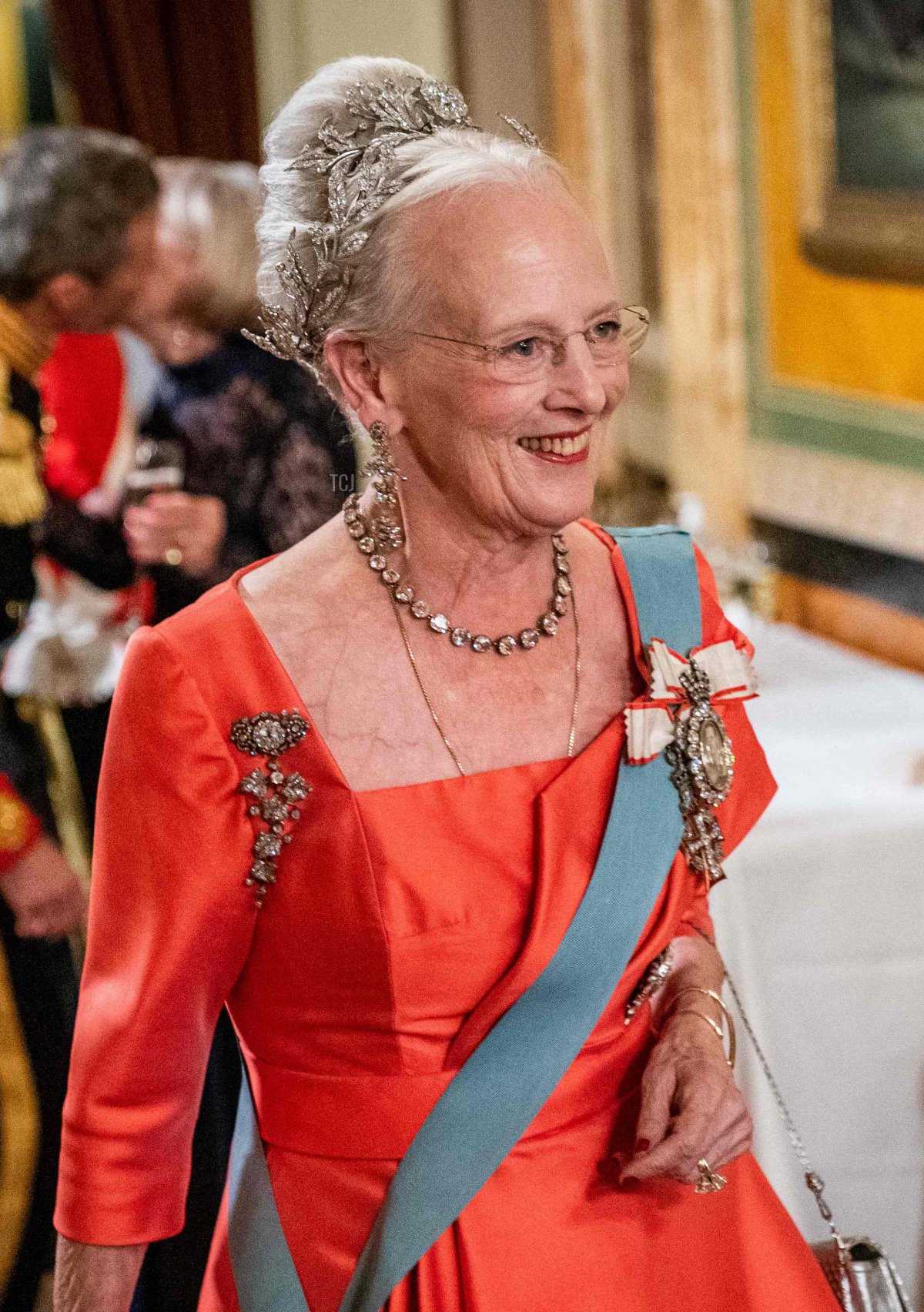 La regina Margrethe II di Danimarca saluta gli ospiti durante il 50° anniversario del suo ascenso al trono, al Teatro Reale Danese a Copenaghen, il 10 settembre 2022