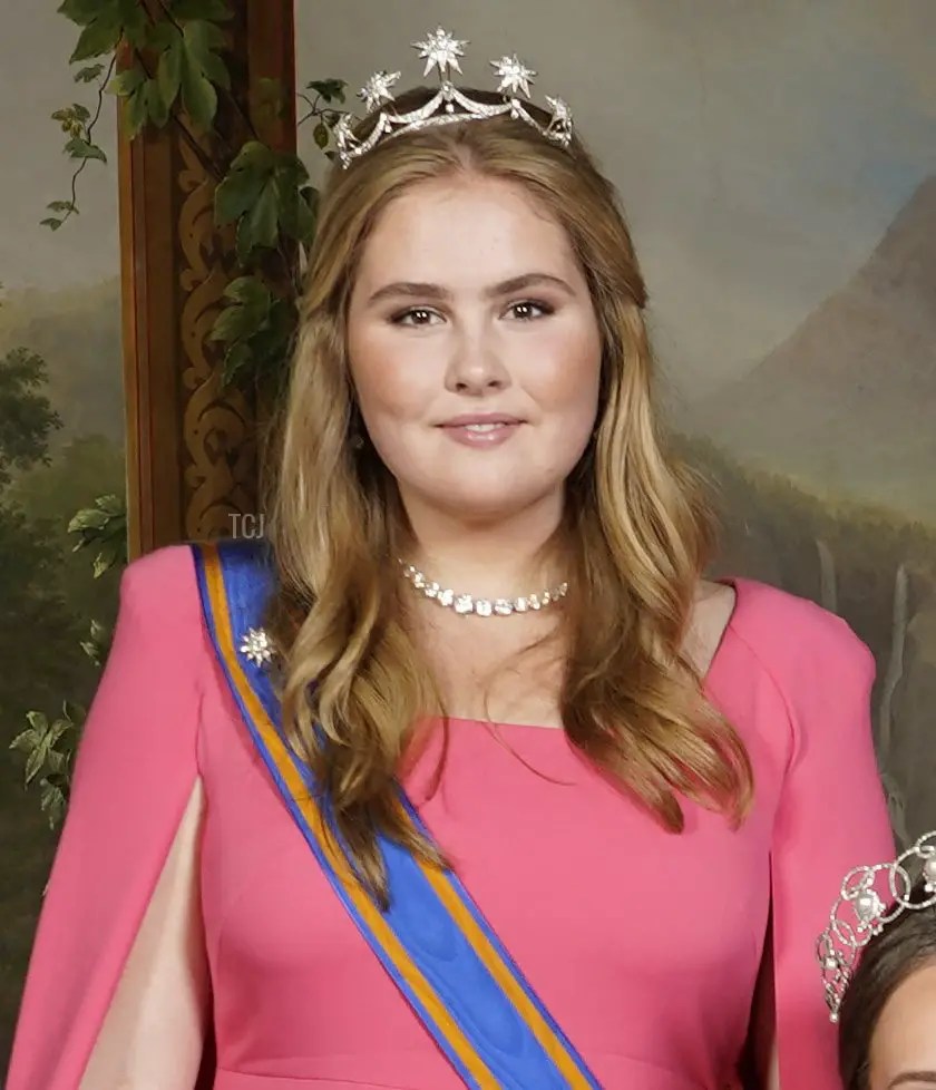 La principessa Ingrid Alexandra di Norvegia (centro) insieme alla principessa Estelle di Svezia e al principe Carlo di Lussemburgo, e alla principessa Catharina-Amalia, principessa di Orange e alla principessa Elisabeth, duchessa di Brabant durante una cena di gala per il suo diciottesimo compleanno a Oslo il 17 giugno 2022